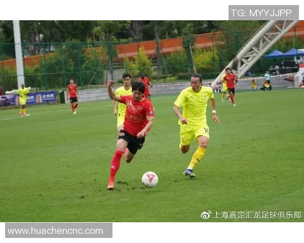 足球明星李鑫的个人简介与精彩瞬间照片展示 足球明星李鑫的个人简介与精彩瞬间照片展示