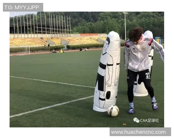 足球明星街头挑战假人踢球视频引发热议网友纷纷点赞分享精彩瞬间 足球明星街头挑战假人踢球视频引发热议网友纷纷点赞分享精彩瞬间